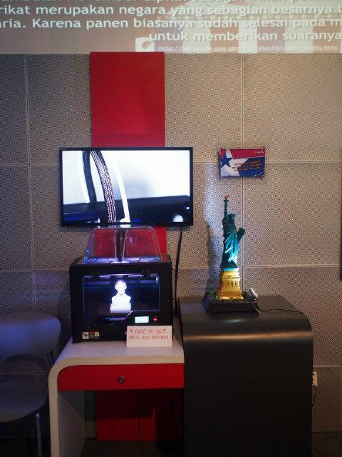 LilyDawis's tweet photo. WOW @makerbot :) Cool 2 find #Replicator2x @atamerica USA cultural center in #jakarta :D d only #3Dprinter there ;) http://t.co/dZ7Iqgrtvp