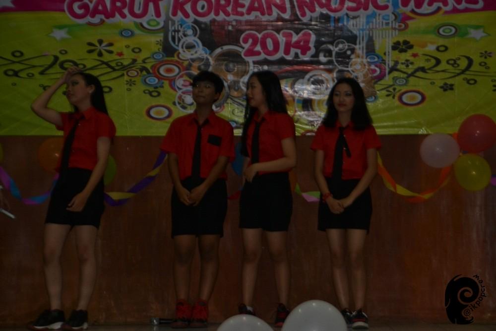 ikpopcrew's tweet photo. @FiveX_IKC Dance Cover F(X) at Garut Korean Music Wave 2014 #1stAnniversaryIKC #GKMW14 http://t.co/3e1oqavxg3