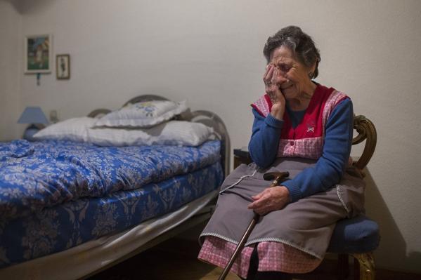 MejoresTwits's tweet photo. País de locos. Algo falla en una sociedad que permite que Carmen, una anciana de 85 años sea desahuciada. http://t.co/TxlorZY0US