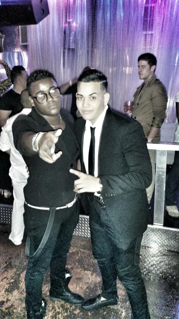 yasma23's tweet photo. Pasandola happy con mi amigo en el antiguo off the hookah http://t.co/RvZBz0CAAg