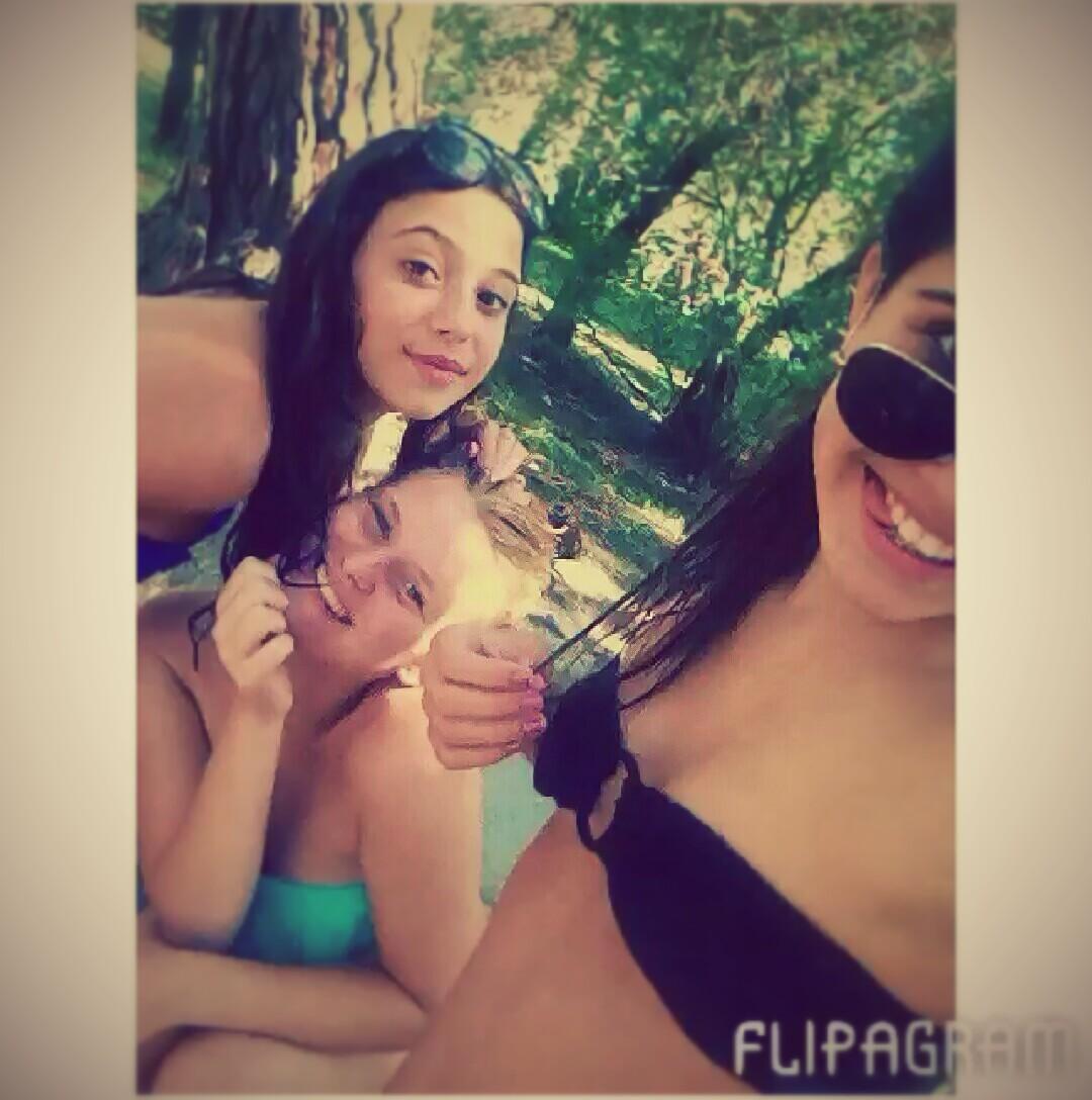 LeaMariaGiu's tweet photo. Pour toujours.. #trioDechoc #été #perlaaaa #laBase 👭😻 http://t.co/Ric5JLLA07
