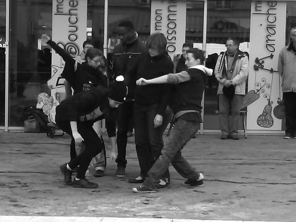 lncrepeau's tweet photo. Impromptu de danse pendant la #SSI2014 à #LRSY. Et ce soir spectacle complet au conservatoire 20h @CimadeVendee http://t.co/uOpWJh33ti