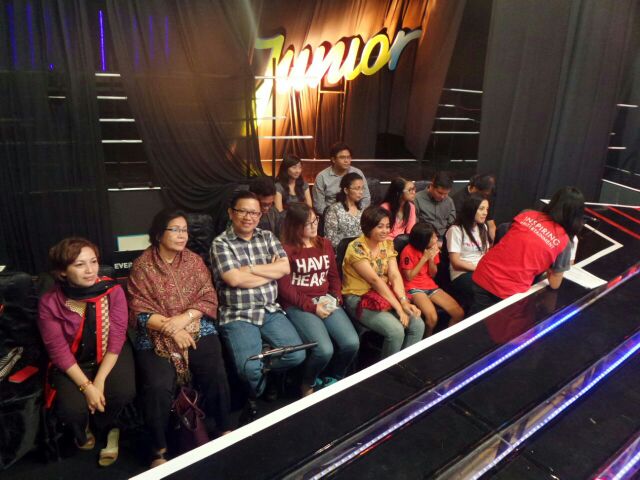 Official_MNCTV's tweet photo. Keluarga Juniors gak kalah tegang, sama 16 juniors ya? Hihihihi TOP 16 #IdolJR http://t.co/OF0kH6uLwQ