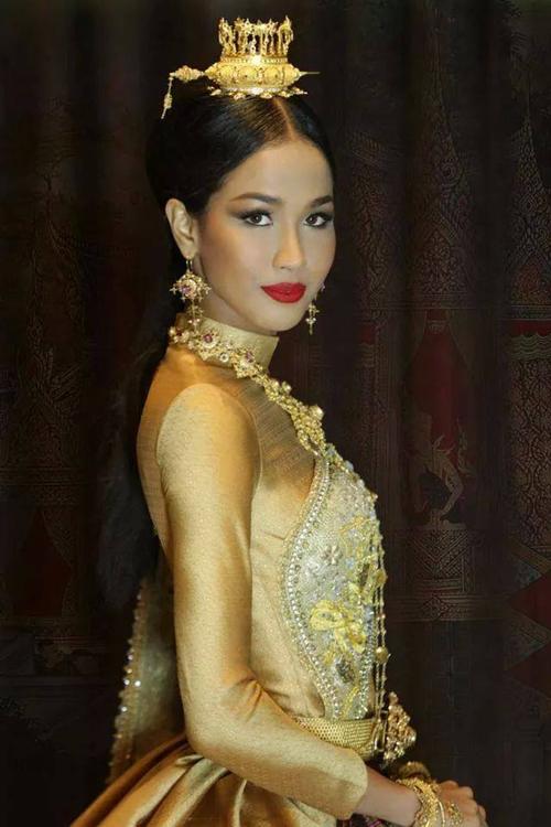 khajochi's tweet photo. เผยชุดประจำชาติไทย ชุดจริงที่ "เมญ่า" จะใส่ประกวด Miss World 2014 #สวยยยยย http://t.co/XuvL4xE35V http://t.co/El0JeiMpRZ