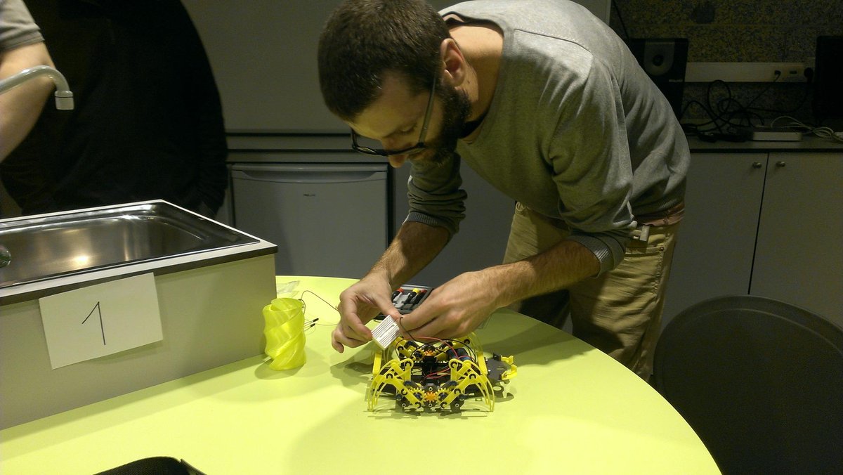 #EnElÚltimoBricoLabs <a href="/xoan/">Xoán Sampaíño</a> trajo un shellmo.org impreso con su #foldarap
#queChulada #3dprinting