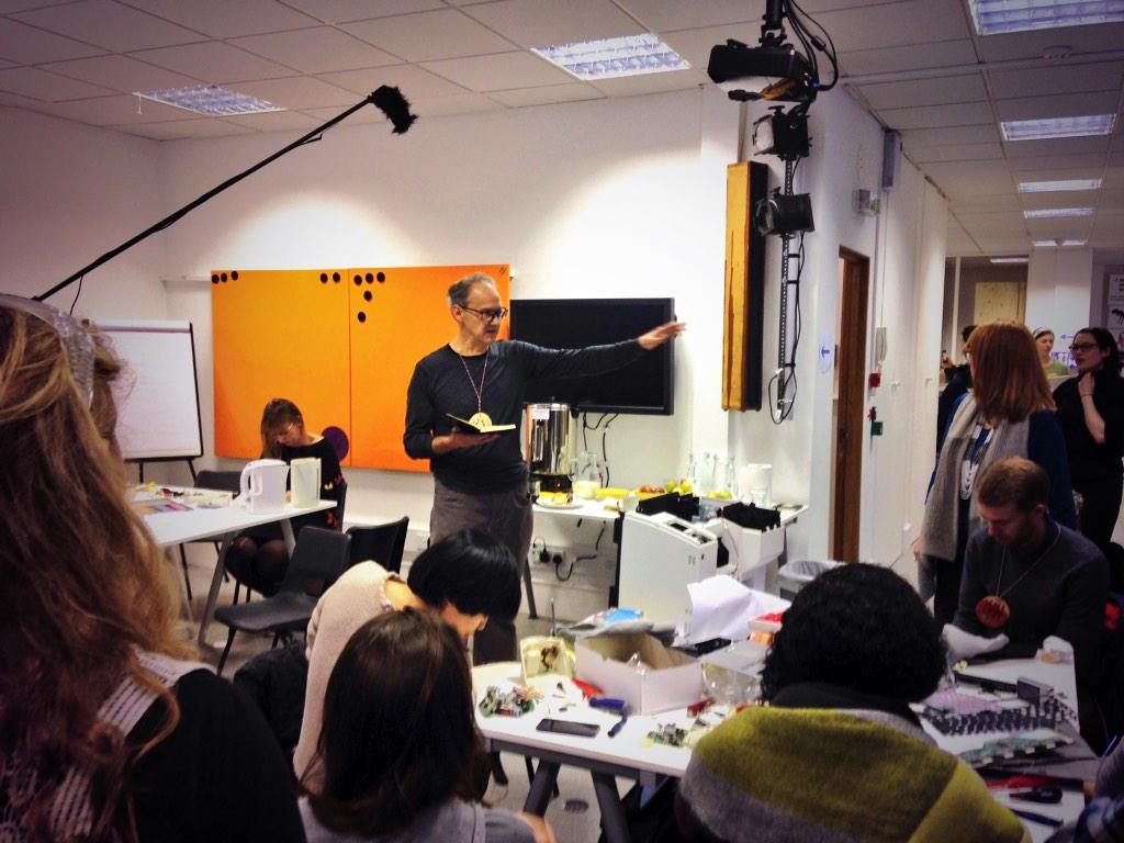 LonCircJam's tweet photo. RT @jenniparker57: Mentor @viainnov8 up next sharing quick thoughts on "What makes a good idea?" @LonCircJam #GSusJam http://t.co/G9MoxRfjTn