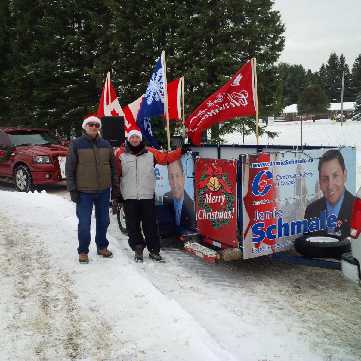 Jamie_Schmale's tweet image. Despite the rain, I had a lot of fun at the Minden Santa Claus Parade with @BarryDevolin_MP 0
