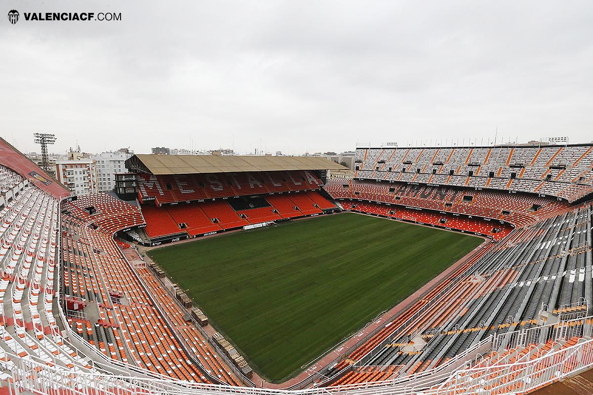 valenciacf's tweet photo. #Mestalla ya luce nuevo césped. http://t.co/AZns1z4g9U