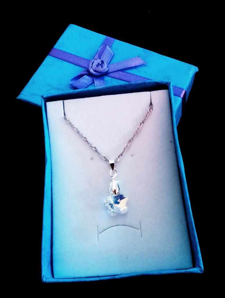 paulajvs's tweet photo. Regalito de mi @JaviGA87 #Swaroski #MeEncanta #MeMimasMucho #TQ http://t.co/VdtjjZQaTi