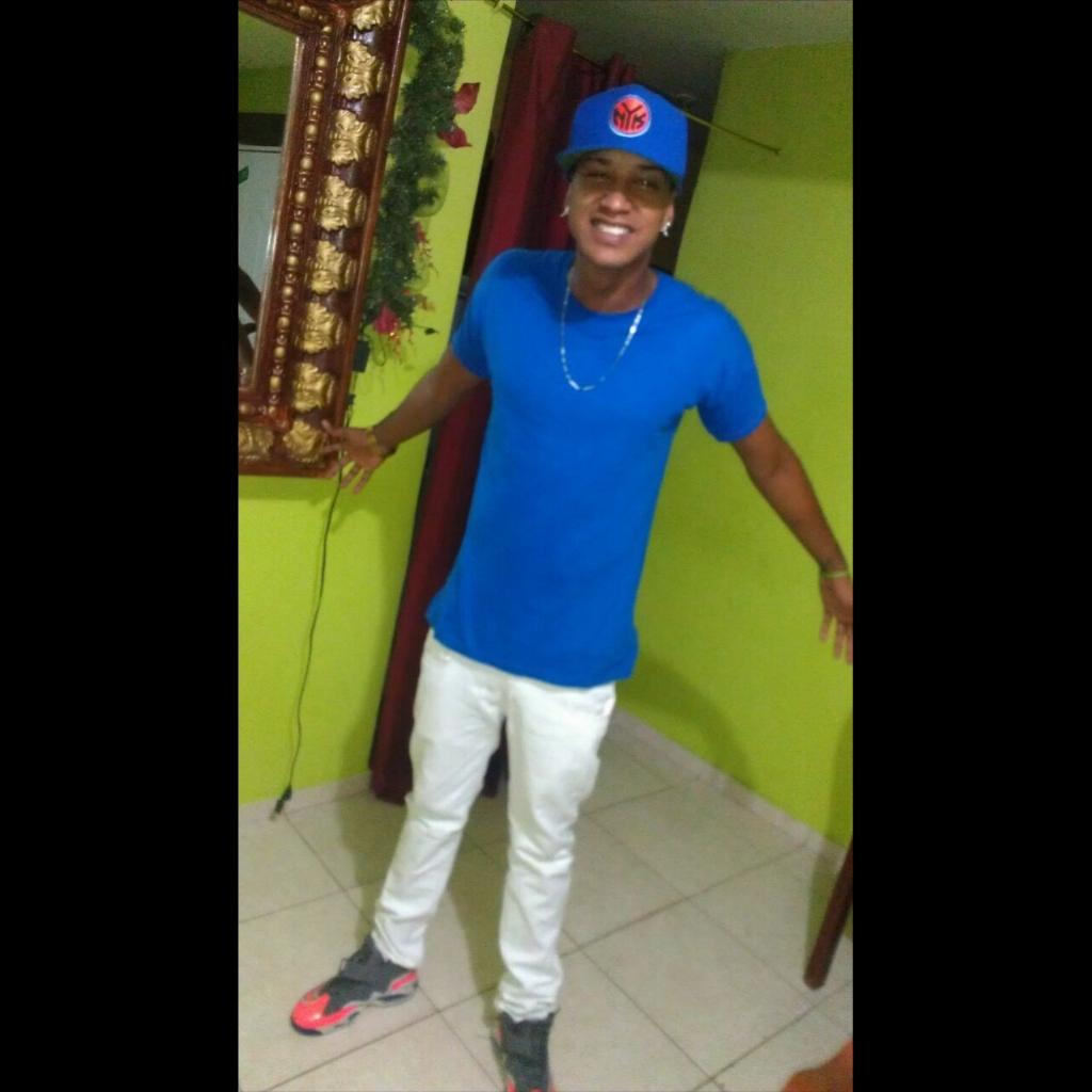 10_twins's tweet photo. Ya tengo alguien más importante que tu no me ves mi cara de Felicidad😁 http://t.co/RPduaaRIGG