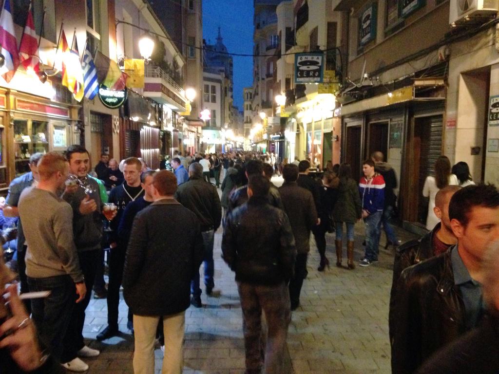 365CosasAB's tweet photo. Sábado por la tarde y, como siempre, la calle Concepción está que da gloria verla. #365cosasquehacerenAlbacete http://t.co/xOYQcNf3GY