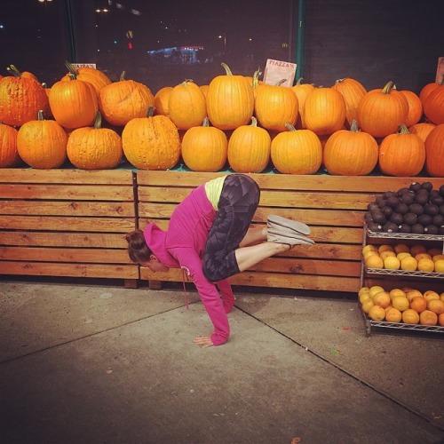 todo_yoga's tweet image. midnightwellness:

Day 18 #BalanceBasics - Bakasana, or... #yoga fuckyeahyoga.tumblr.com/post/103291490…