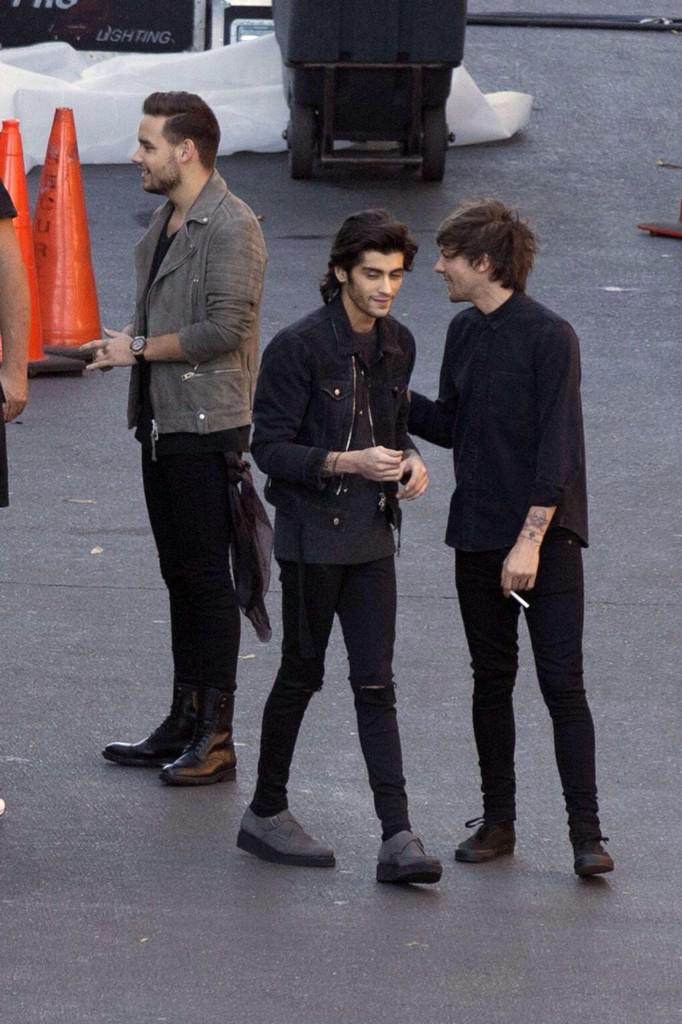 1DrectionStory's tweet photo. Look at the cigarrets between louis and zayn's fingers... 😷😞 http://t.co/A2bCqs5iBS