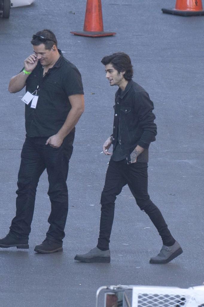 1DrectionStory's tweet photo. Look at the cigarrets between louis and zayn's fingers... 😷😞 http://t.co/A2bCqs5iBS