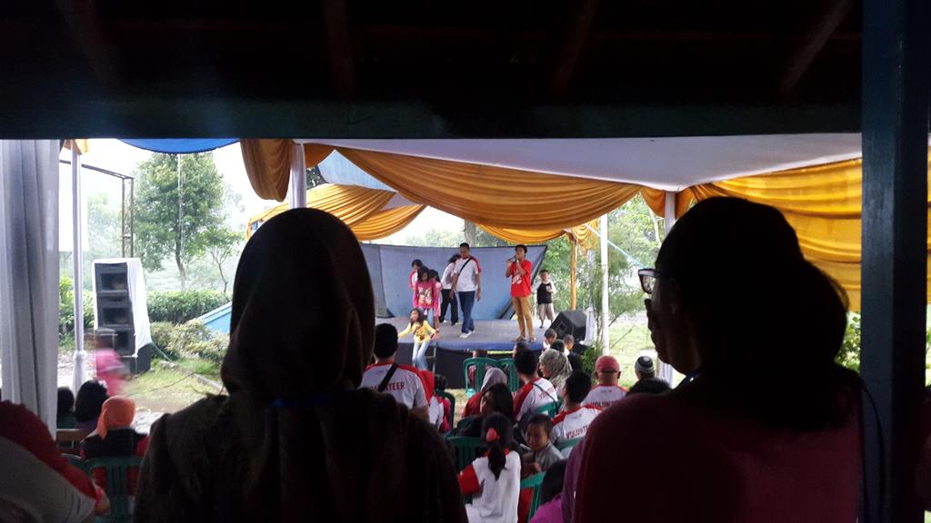 SatoeIndonesia's tweet photo. Pada sore hari, para volunteer hsbc bersama anak2 memainkan drama dengan tema kesopanan. Dengan tujuan pendkan moral. http://t.co/D0QhUeRcJn