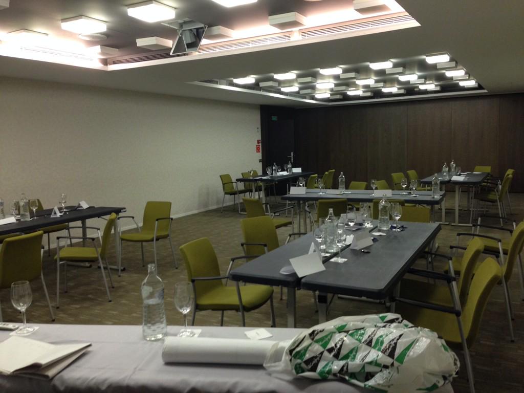 Happen_Inn's tweet photo. @ccajete @Foroemprastur gracias equipo! Hemos disfrutado y la sala sin vosotros ya no es nada tentadora! Buen finde! http://t.co/a5C9Qjbpbg