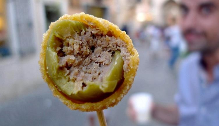 WineNewsIt's tweet photo. Dalle #Marche al festival @cucinedistrada: #olive all’ascolana, #cibo emblema #tradizione #gastronomia marchigiana http://t.co/8wqoT7Xs9E
