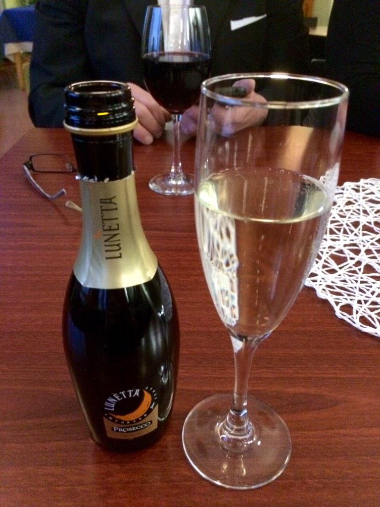 MaaritPaldan's tweet photo. Kuohuva ennen kulttuurielämystä 😊
#Irwin #Imatranteatteri #Prosecco http://t.co/A4AcX7nHyS