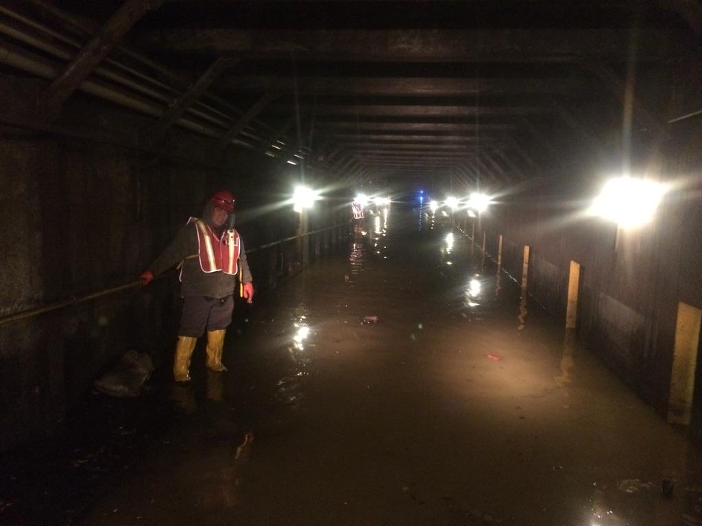 NYCTSubway's tweet image. #SubwayNews How high was water inside tunnel at 143rd St #6? This Maintenance Worker is standing on the Cat Walk