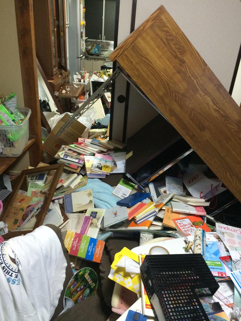 miyazaki1762's tweet photo. 長野市やばい。家ぐっちゃぐちゃ。震度６弱の脅威。 http://t.co/ws1kULrxVI http://t.co/ipYfDnNbDB