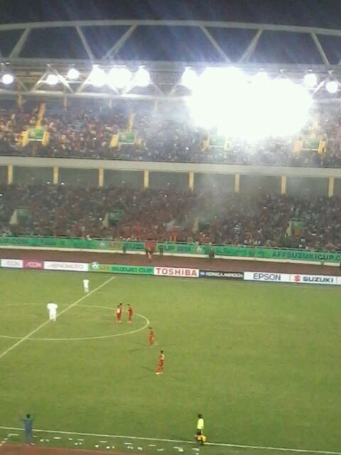 Sport_Satu's tweet photo. Ada asap flare tuh di sana... Vietnam dihukum nggak ya nanti? #AFF2014 http://t.co/dMfkptDnuU