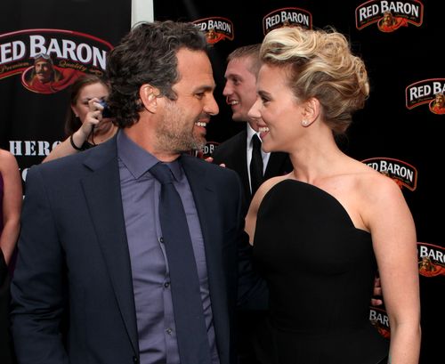 Omf, happy birthday Mark Ruffalo and Scarlett Johansson, the two loves of my life      