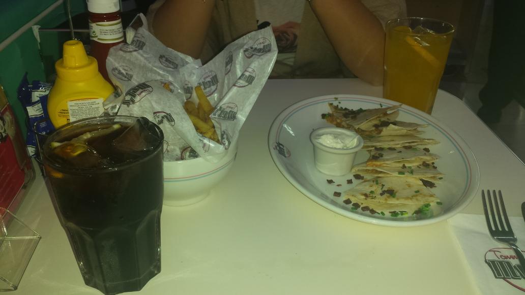 ertitovilla's tweet photo. Disfrutando de un aperitivo con @GloriaCazorla1 http://t.co/TqRc3X4uem