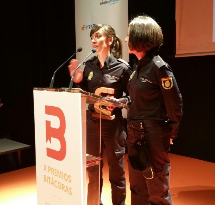 Ignacos's tweet image. Anoche @policia recibía premio a mejor Twitter #XBitácoras. Policía 3.0 transparente, cercana y moderna. GRACIAS