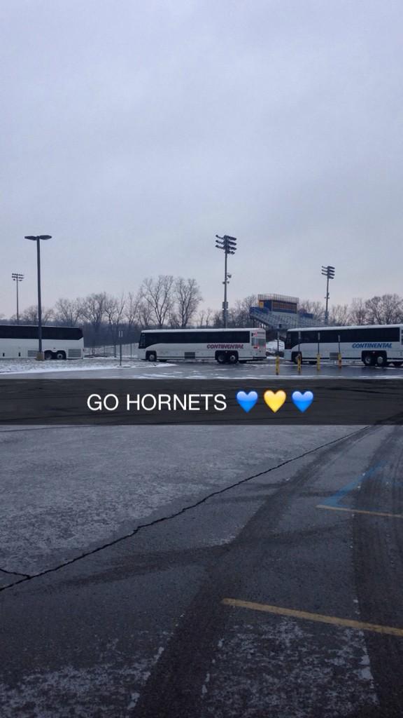 kbratschi's tweet photo. "Going in style to go beat Cass tech.#gohornets @hannah_e_biird: the busses are ready #BeatCassTech http://t.co/w6zcxlhw5I"g