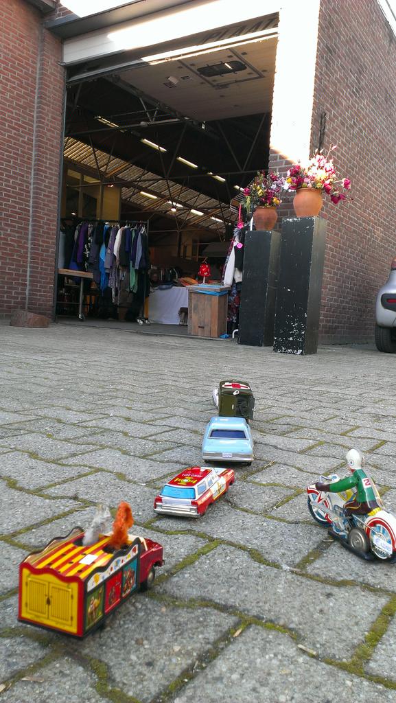 #politie #tilburg waarschuwt: kom met #fiets naar Duvelmarkt! File v auto's lost nauwelijks op!