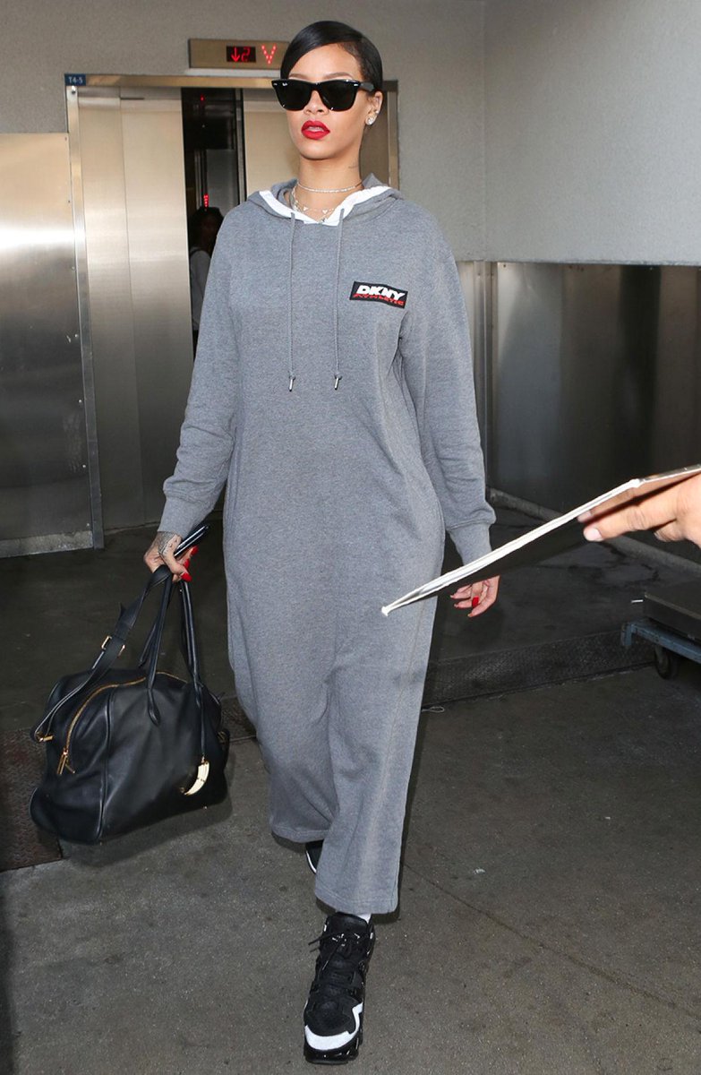 MTVNEWS's tweet photo. If I owned this sweatshirt dress of @Rihanna's, I would never take it off: http://t.co/vMXD1hkeij http://t.co/bktJErrjwy