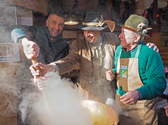 pierdepe's tweet image. Polenta e brulè, i Mercatini di Natale son partiti e @dallapiccola_mi è in prima fila trentinocorrierealpi.gelocal.it/trento/cronaca…