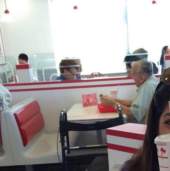 MejoresTwits's tweet photo. ¡Precioso! Este señor mayor cena con una foto con su ex-mujer  😭😭❤️💔 http://t.co/JPlE9wBi5d