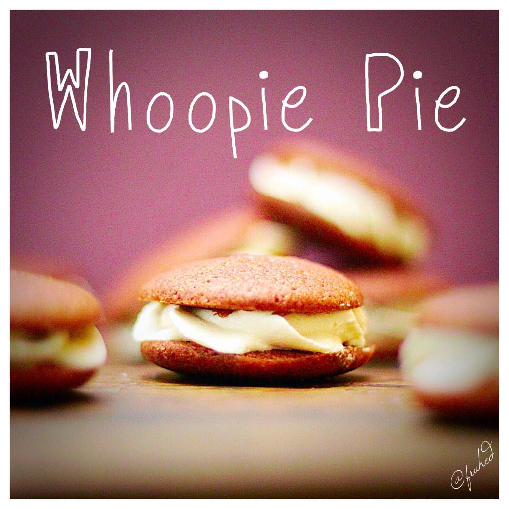 FruBackmanHed's tweet photo. Chocolate whoopie pie with Marshmallow frosting! OMG, I'm in love #chocolate #whoopie #marshmallow #frosting http://t.co/RAzVvtRfRr