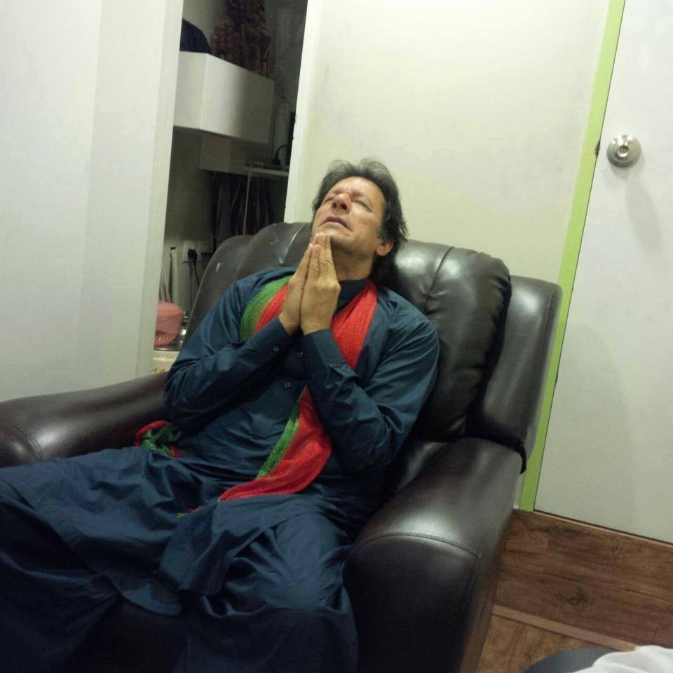 DailyPakUrpr7's tweet photo. Chairman Praying In #AzadiContainer for the cause of our nation..#GujranwalaStandsWithIK http://t.co/RQxEnzTF5z