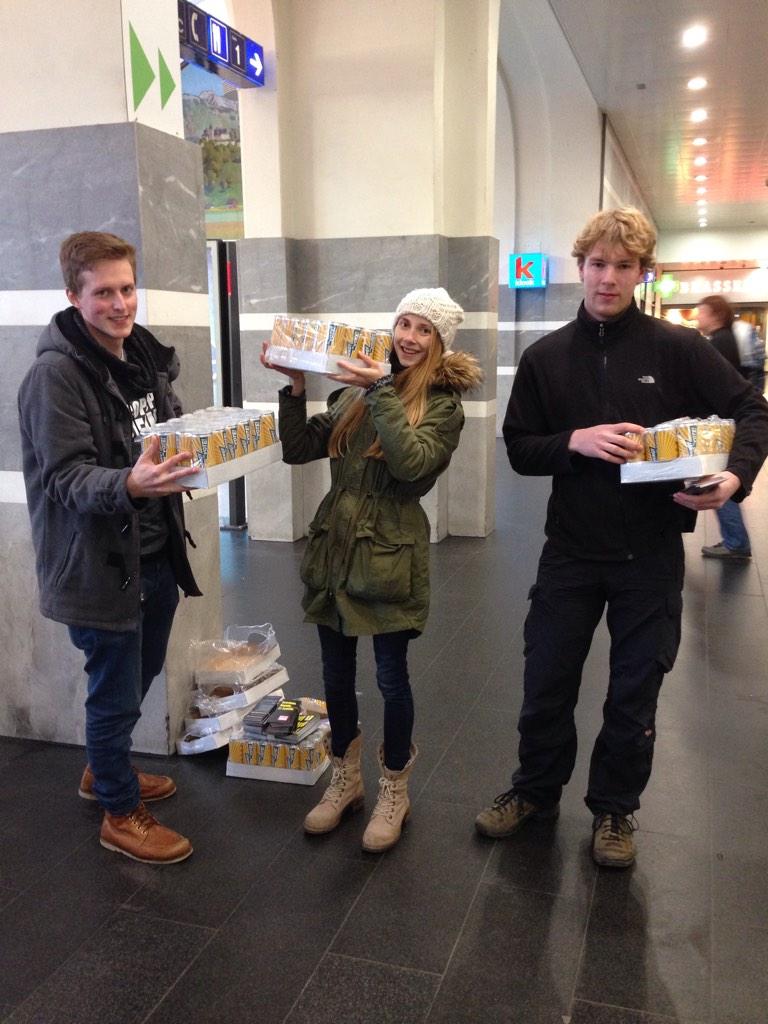 AbschottungNein's tweet photo. Nachschub für Fribourg wird geliefert! http://t.co/5GsvtmpVZ5