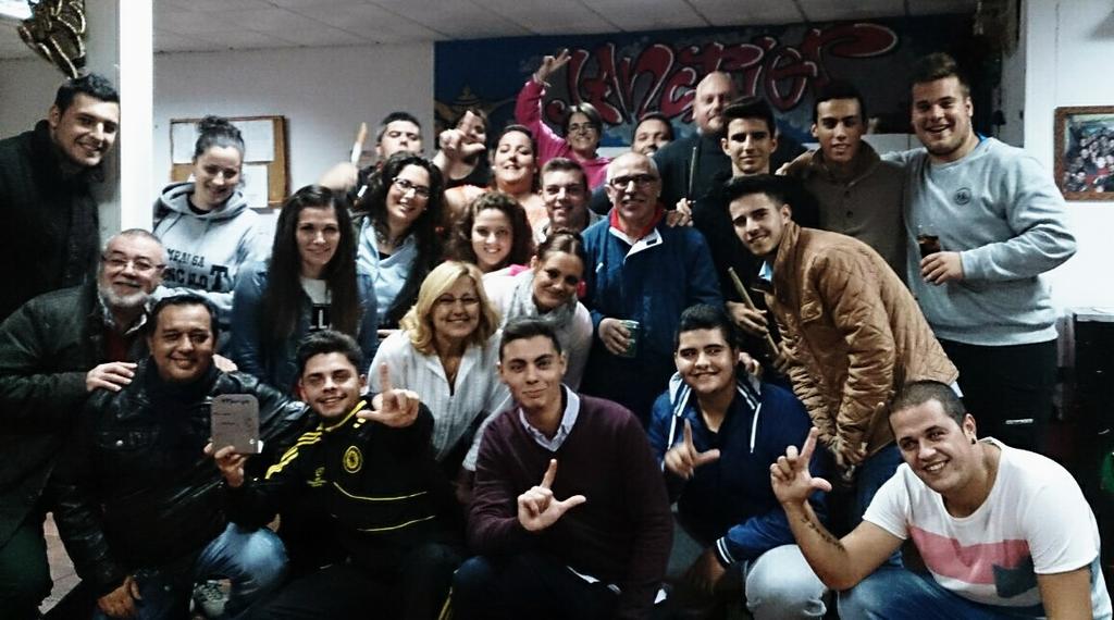 Entrega de insignia a <a href="/ComprsaLancelot/">Comparsa Lancelot </a> en agradecimiento por su actuación en halloween y por su 30 aniversario.