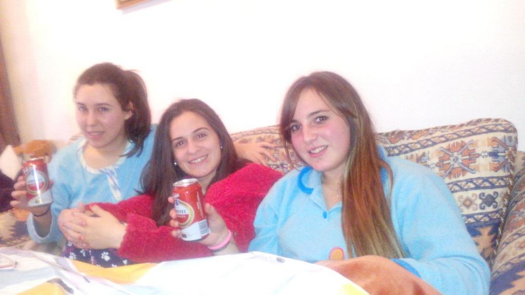 gracifdez's tweet photo. Los jueves son nuestros 😜  te vamos a echar mucho de menos gordi @mamenxu_4  @isablanque http://t.co/0EOmMiVLH7