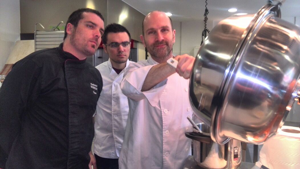 Jugando y probando con el bombo confitero!! Mil gracias <a href="/MartinLippo/">Martin Lippo</a> !! #pastisseriarodellas