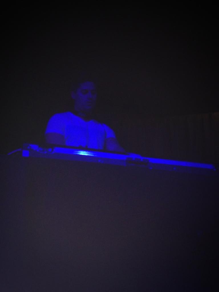 MonsterPartyH's tweet photo. Gran performance de LEMARROY ayer en la #shotsnight3 💥 @RogelioLemarroy 👌 http://t.co/bMn8CMWL0P