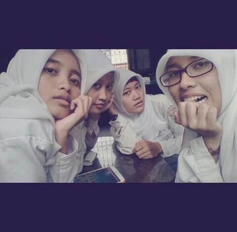 auliarosya_'s tweet photo. Kangen kaliaaaan @fadlirahma @hidyanau @nindy_febriana http://t.co/y9XBIS1Jro