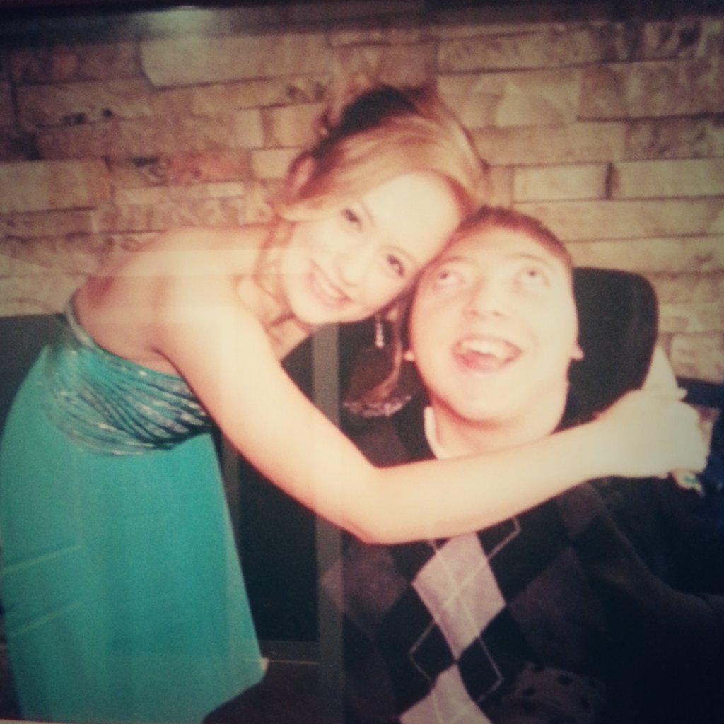 Kkjjcc2's tweet image. My brother!!! #collideNE