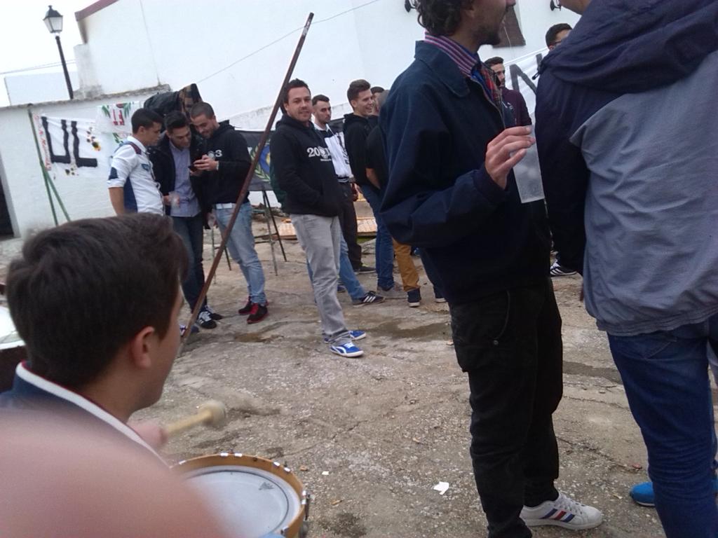 UltrasChucena10's tweet photo. Miembros de #UltrasChucena con @FrenteTiesoLPCF antes de ir al Municipal. #HoolsChucena #HoolsLaPalma http://t.co/tkQZhTiHWF