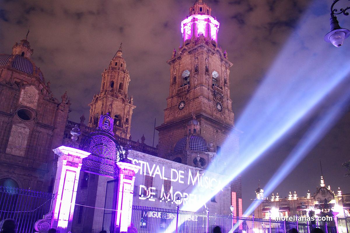 Morelianas_'s tweet photo. Mapping 3D en la Catedral de #Morelia, homenaje a Michoacán y a Miguel Bernal Jiménez. #FMM2014 http://t.co/UhwD0qdD2o