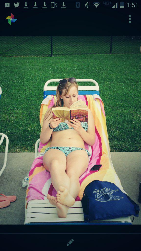 David_Comshaw's tweet photo. Dream girl right here @HogwartsLogic @Michaela264 #PotterheadsBestFansInTheWorld #missthisweather http://t.co/rgXimeBPIw