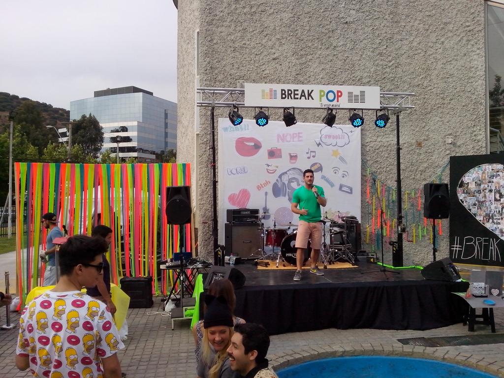 BandaNebular's tweet photo. Ya estamos instalados en #breakpop @matiturra @DaniRide @Maca_Torres @nickdubaioficial @Karol_LuceroV @francoandreu http://t.co/kKOvUsRwZK