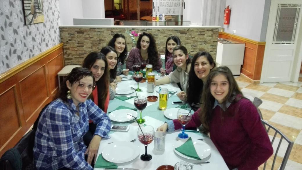 CBOribasket's tweet photo. Ahora SI Q SI,exhibición en la PIZZERÍA FIRENZE!!!GRAN PATROCINADOR,MEJORES TIRADORAS DE t1!!!!Ta luego Bea http://t.co/Ku4KKCHAvO