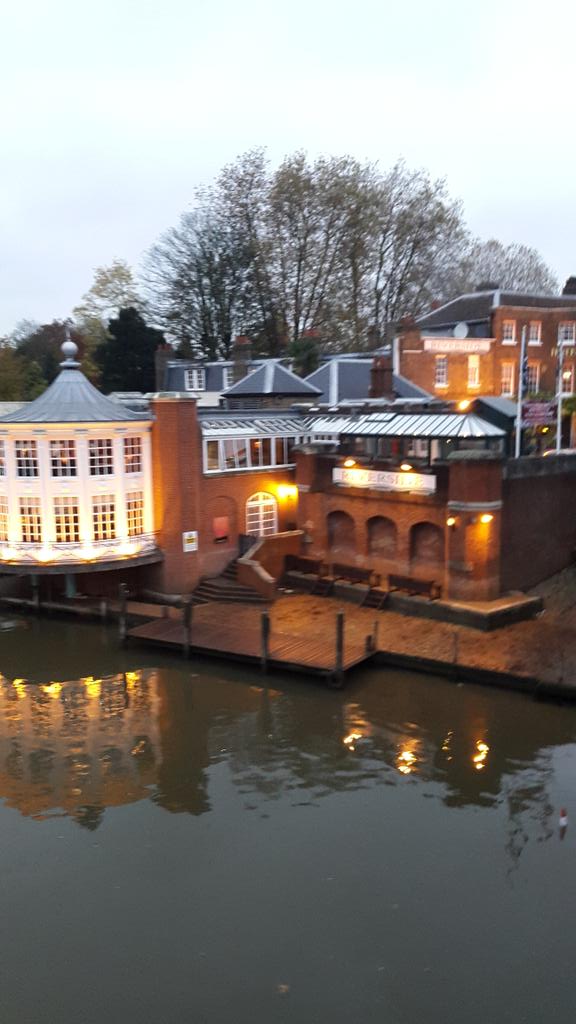 Flowing past Hampton Court this evening and caught some nice images. Here's the river front past the bridge.