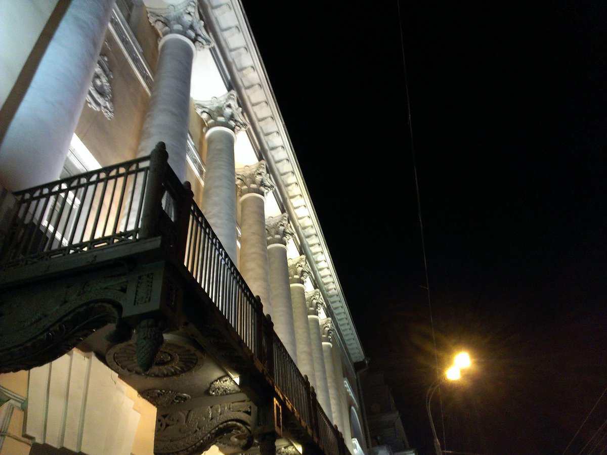 #Арбат.Дряхлое тело здания - целлюлитные колоны.Такие вот образы приходят после Убю #фестивальNET