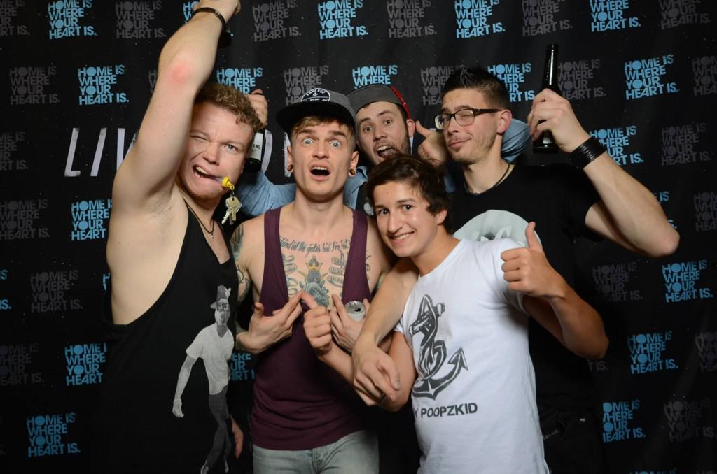 GLDMNNPRK's tweet photo. Wochenende! Lampe an! Heute zB #EpicFailParty im #Astra - und ihr so? #GMP http://t.co/IpNEHvrPj6